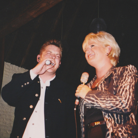 André in duet met Anita Meyer